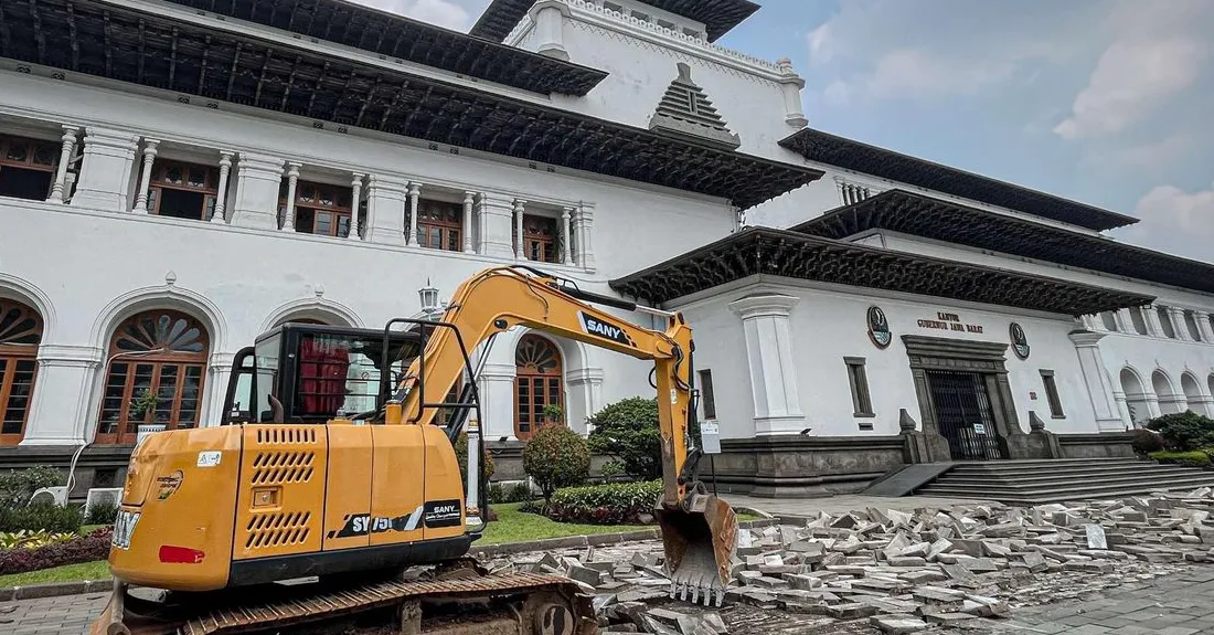 Ilustrasi kawasan Gedung Sate dan Lapangan Gasibu Bandung yang ramai lalu lintas