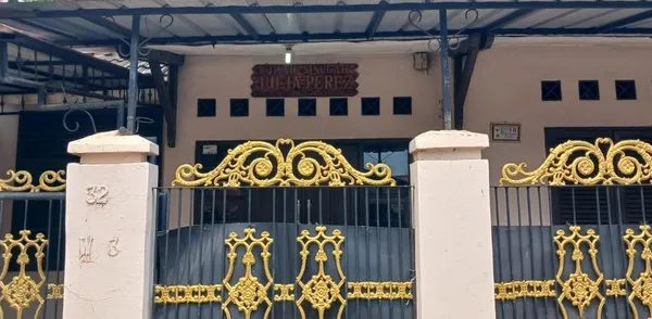 Tampak depan rumah singgah Julia Perez (Jupe) di Pondok Ranggon yang terlihat sepi dan kosong