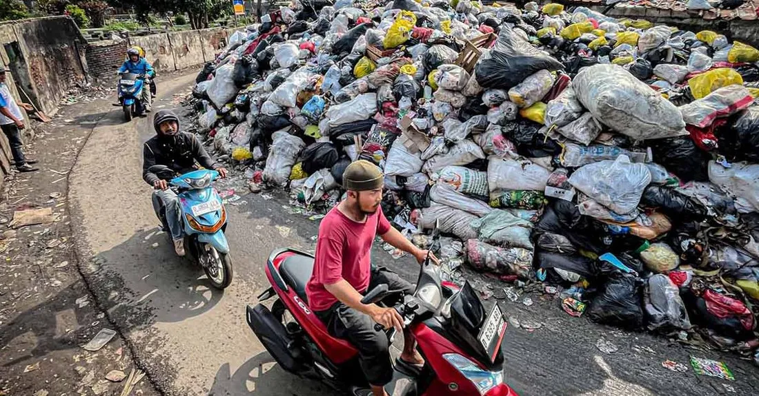 Tumpukan sampah tinggi menutupi jalan di Jalan Makam Caringin, Bandung