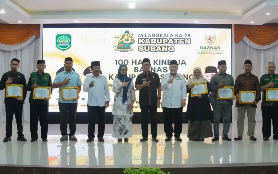 Ega Agustine berfoto dengan peserta lomba