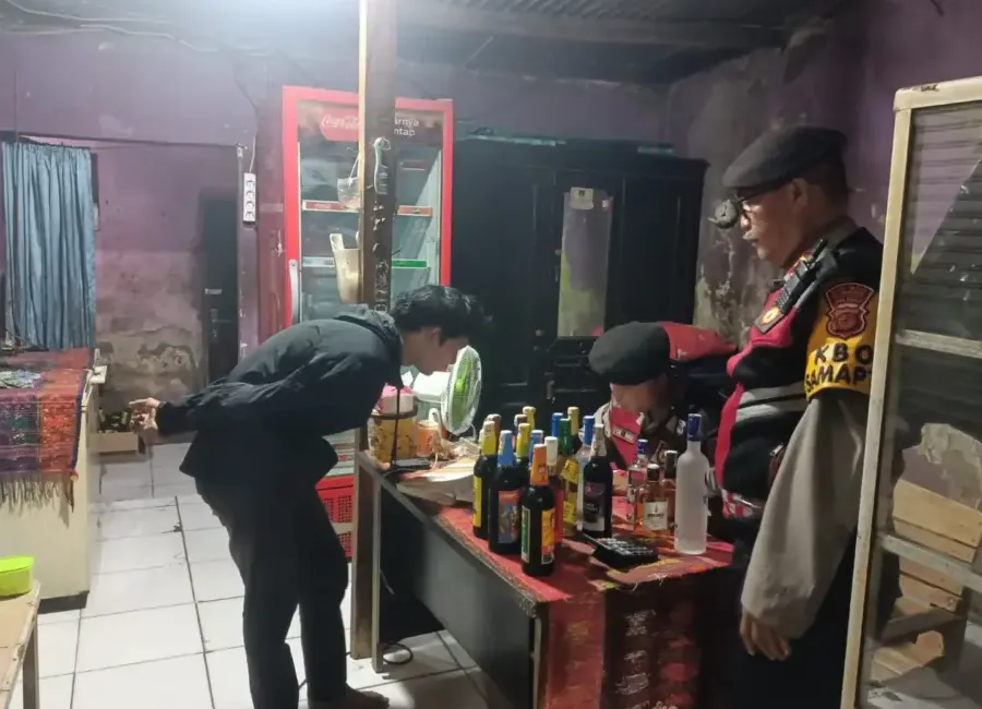 Para peserta lomba kebaya berfoto bersama