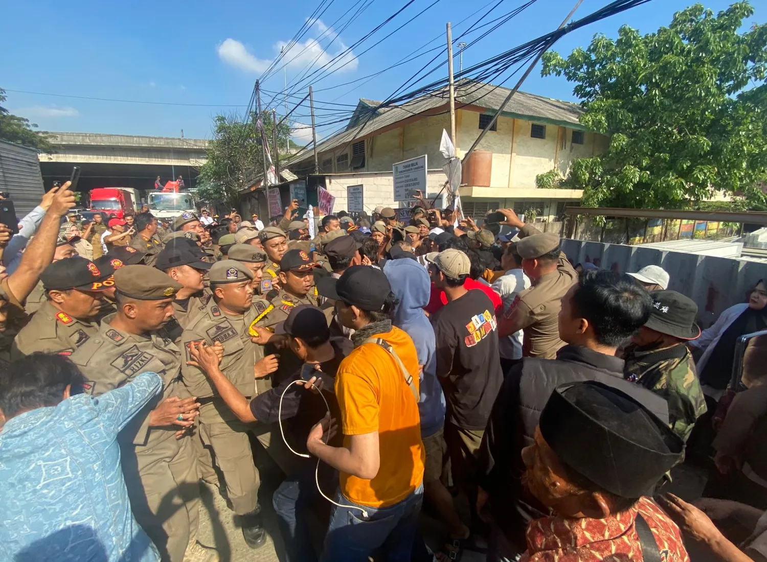 Kendaraan listrik di jalan raya Banten yang terkena pajak baru