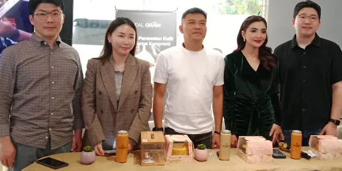 Ashanty (dua dari kiri) dan Anang Hermansyah (tengah, baju putih) saat konferensi pers Jodohku Challenge ShortChall di Kebayoran Baru, Jakarta Selatan.
