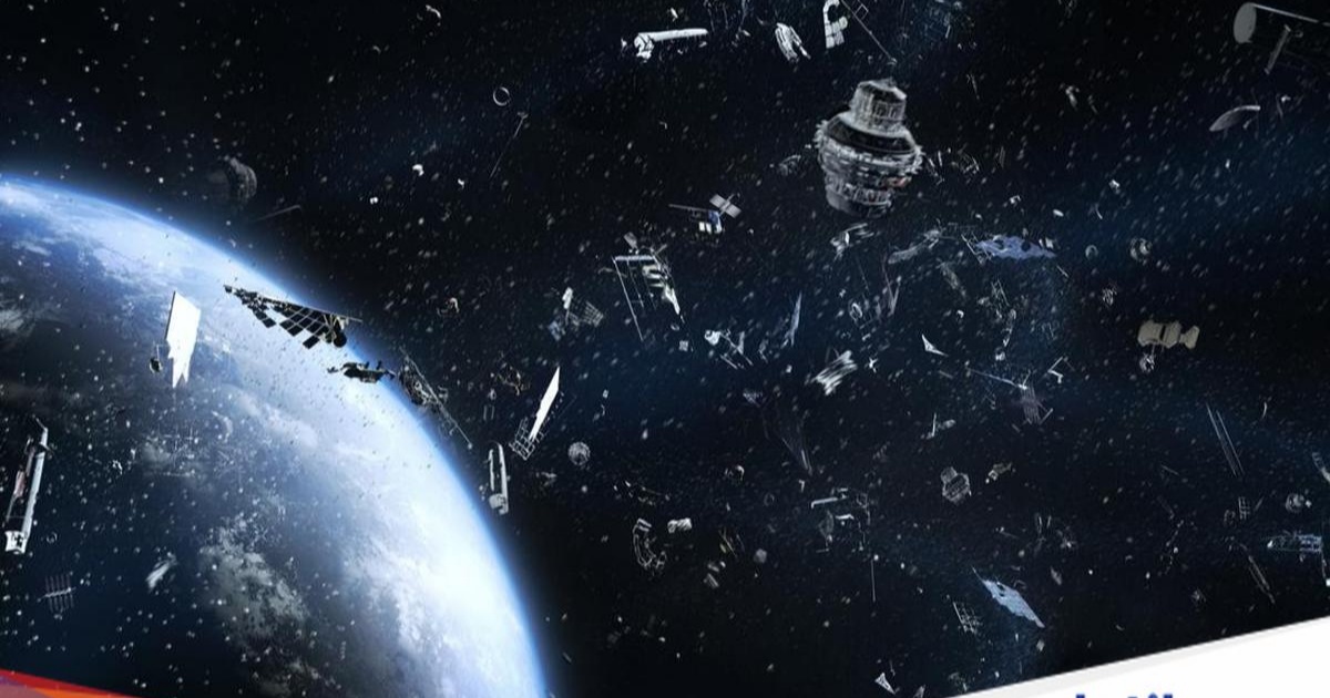 Ilustrasi sampah luar angkasa mengorbit Bumi dengan latar planet biru