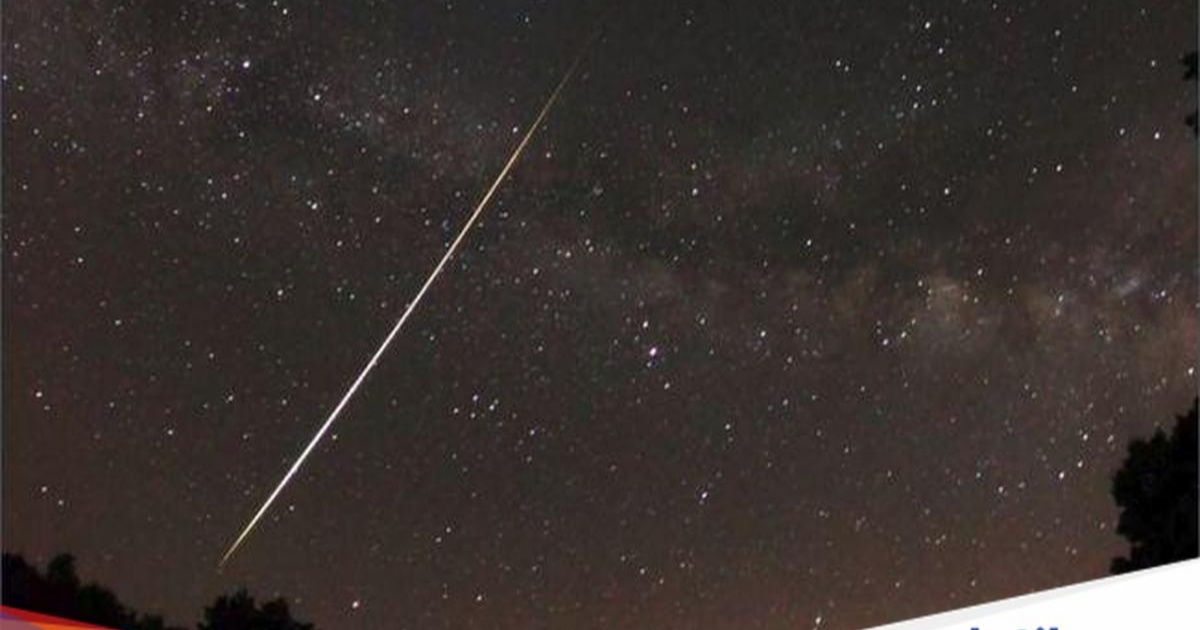 Ilustrasi hujan meteor dengan latar langit malam yang gelap