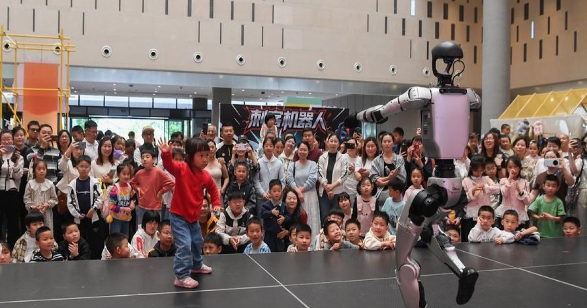 Siswa menyaksikan pertunjukan robot anjing cerdas di Meishan, Sichuan, China