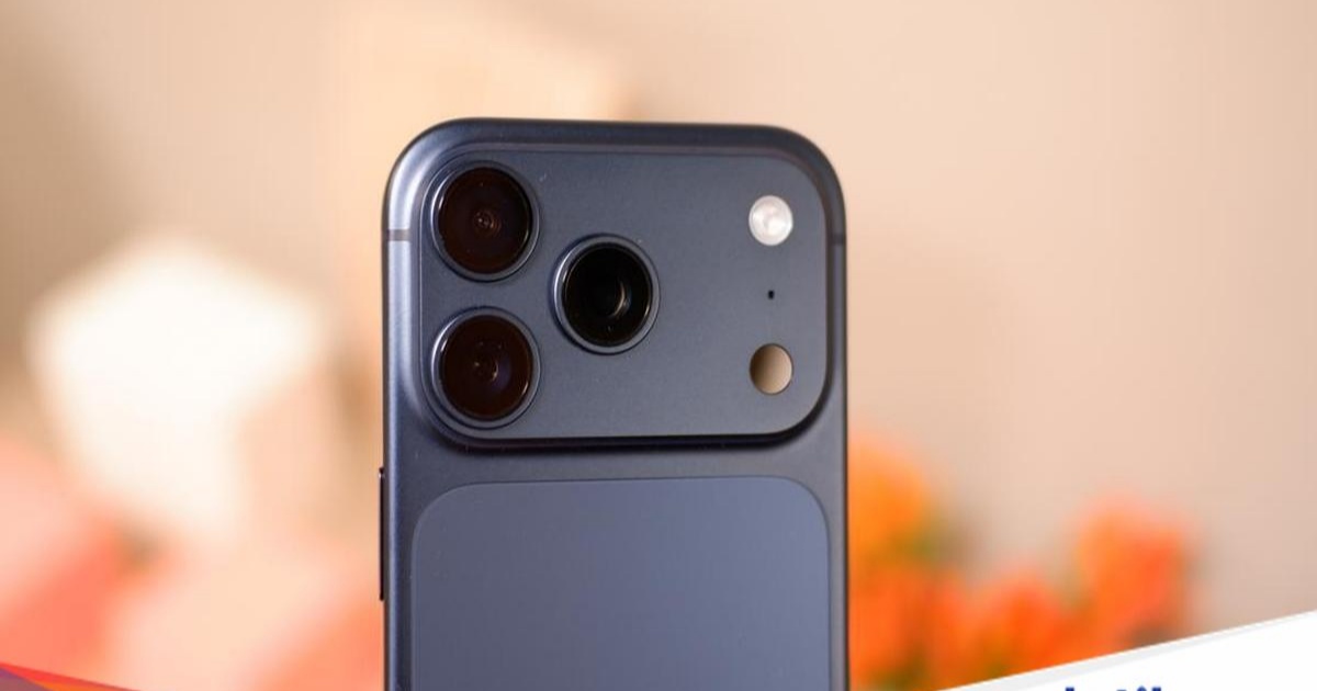 iPhone 17 Pro Max dengan layar menyala menampilkan menu pengaturan