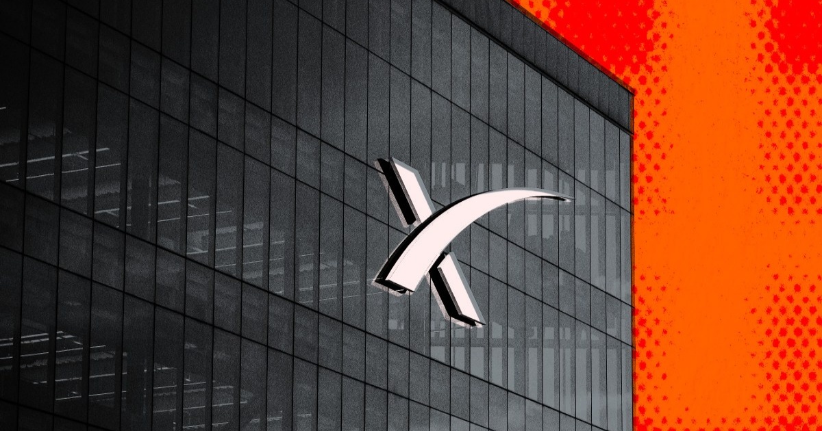 Gedung perkantoran modern dengan logo SpaceX besar berwarna putih di tengah fasad kaca, latar oranye terang bercorak titik-titik