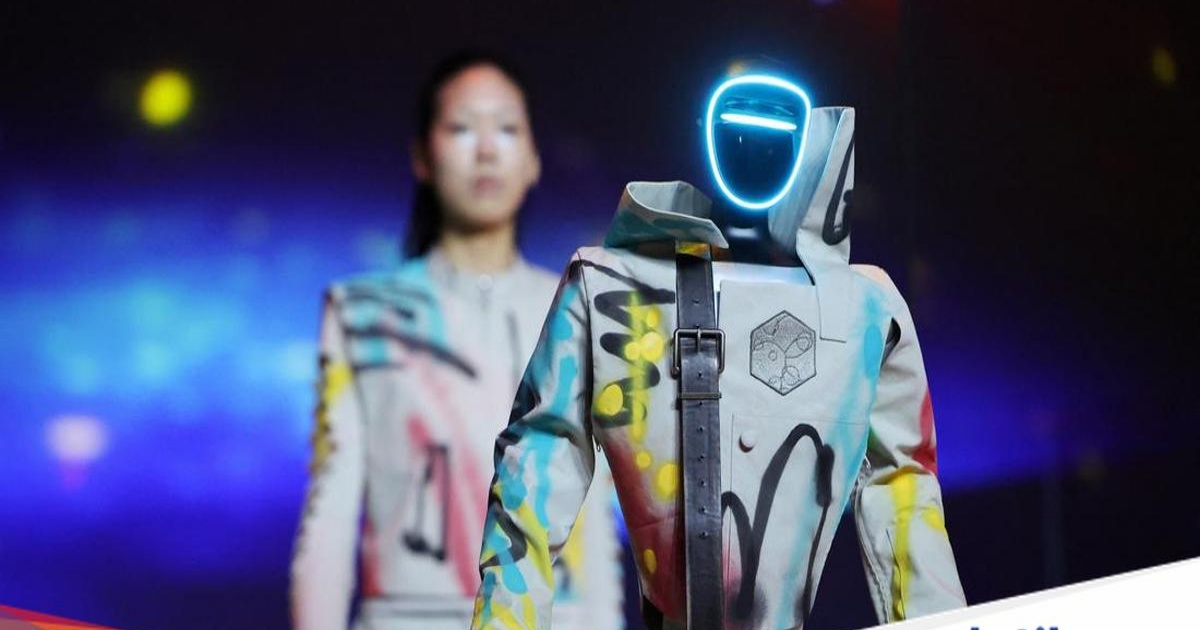 Robot humanoid dan model manusia berbagi catwalk di Seoul