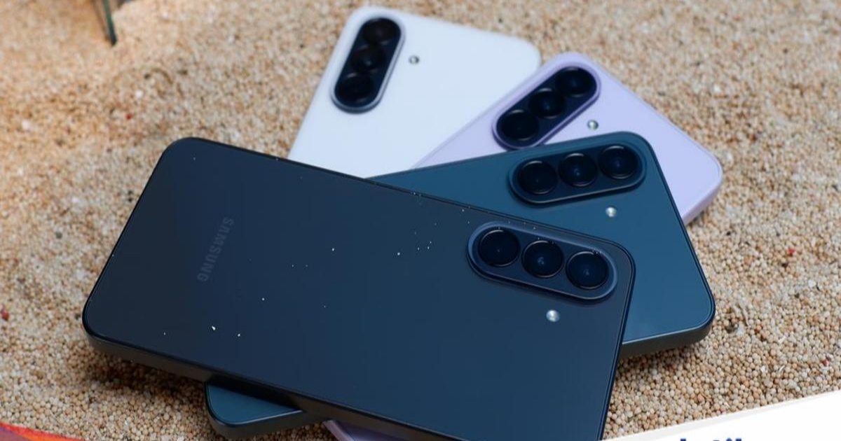 Samsung Galaxy A37 dengan latar belakang warna biru