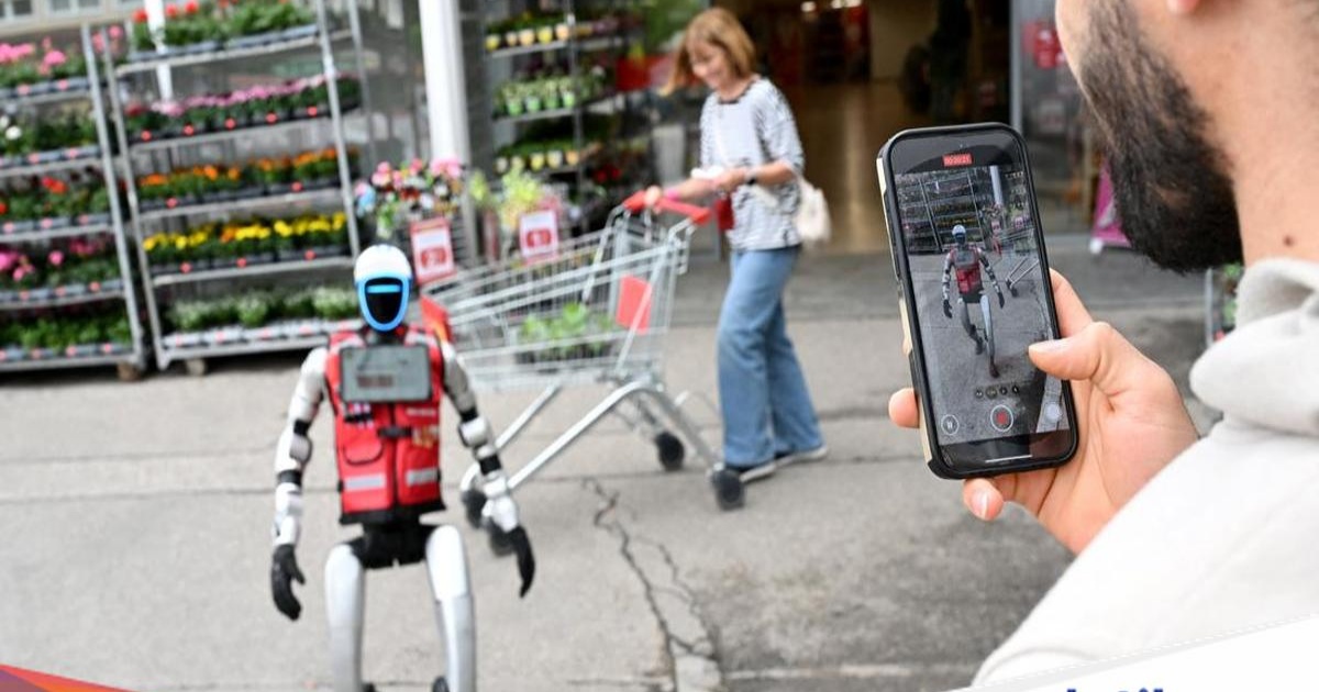 Robot humanoid Schotti berjalan di toko retail Jerman, simbol masa depan robotika humanoid global