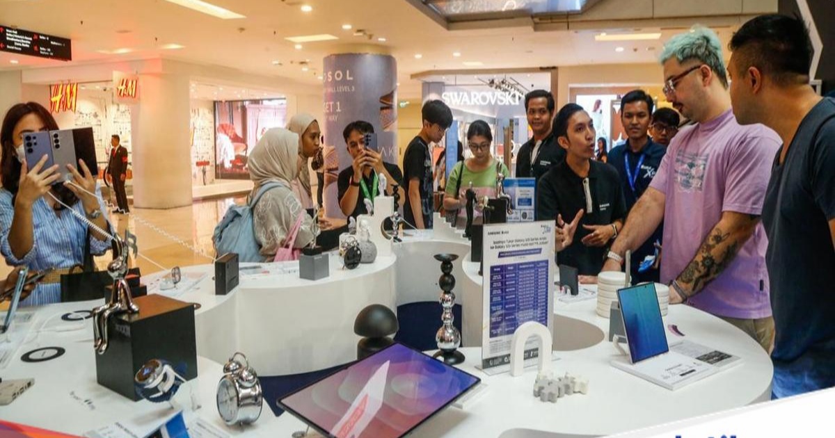 Suasana pameran teknologi Blibli XPO 2026 di Grand Indonesia dengan pengunjung mencoba berbagai gadget