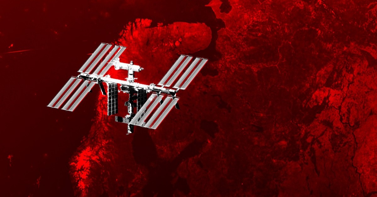 Ilustrasi foto Stasiun Luar Angkasa Internasional yang mengorbit Bumi, diberi efek warna merah.