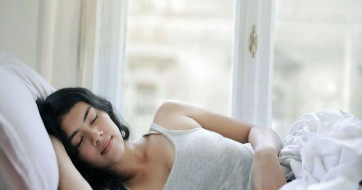 Ilustrasi jam tidur ideal 6-8 jam untuk penuaan biologis lebih lambat