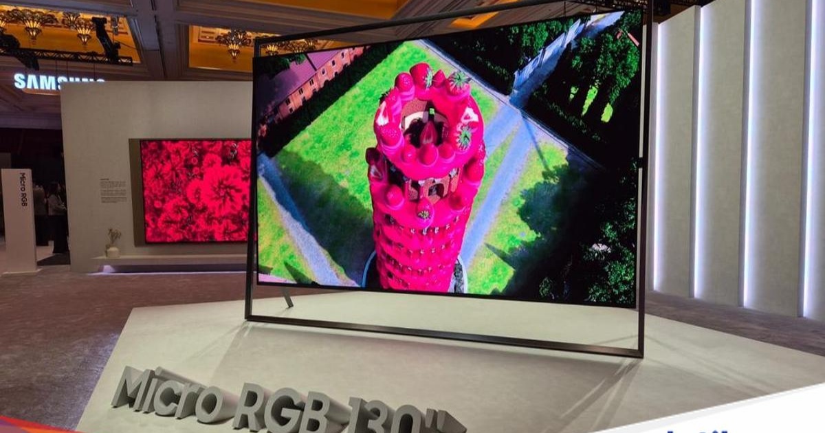 Smart TV dengan teknologi AI menampilkan gambar berkualitas tinggi di ruang keluarga modern