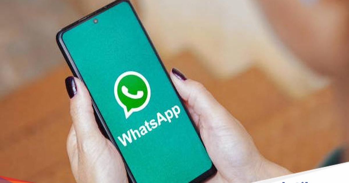 Ilustrasi layar smartphone menampilkan logo WhatsApp dengan latar belakang biru dan hijau