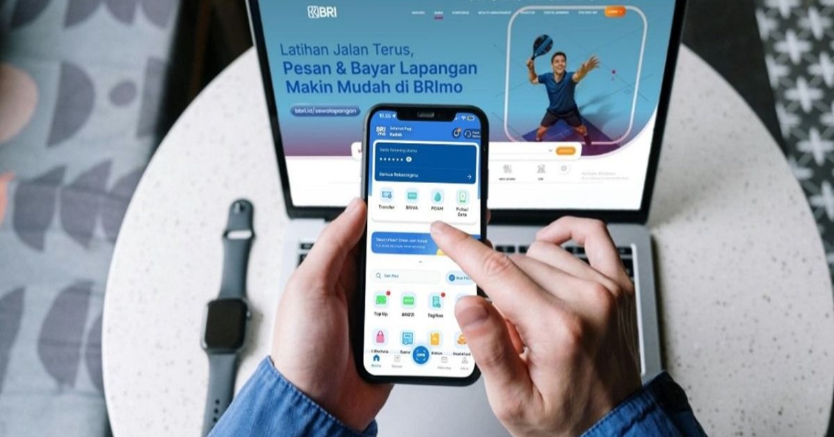 Ilustrasi aplikasi BRImo di smartphone dengan latar peta dunia yang menandai 15 negara tempat registrasi tersedia