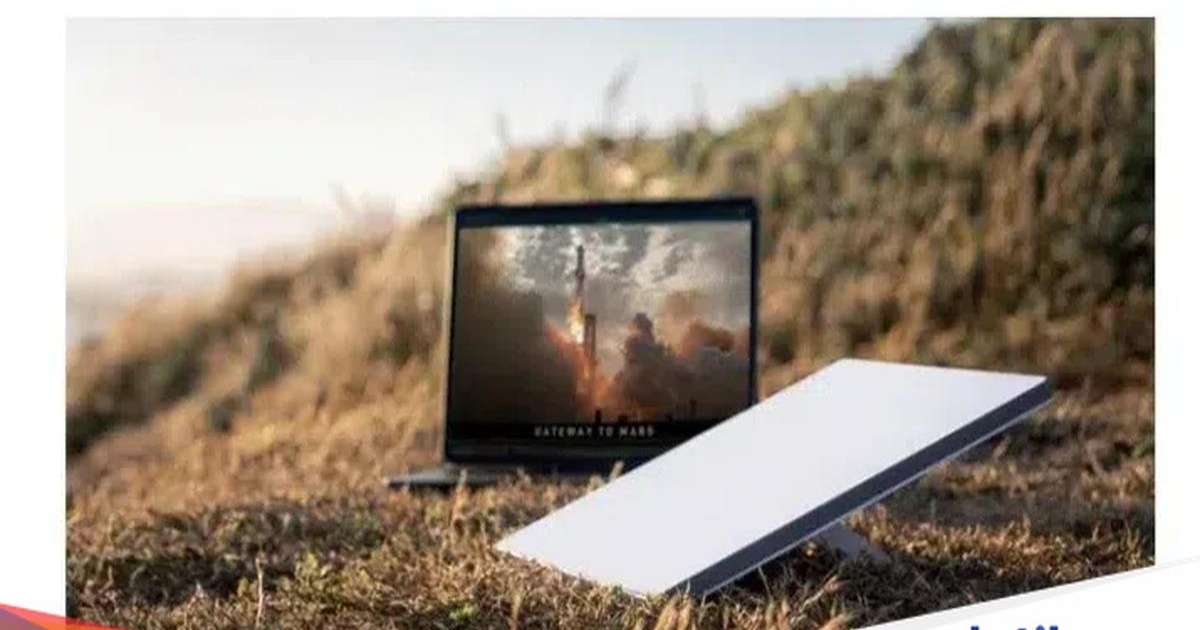 Ilustrasi satelit Starlink Mini yang mengorbit Bumi dengan latar planet biru
