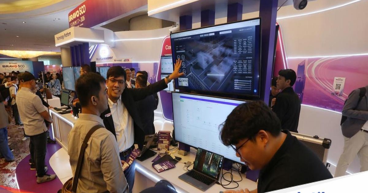 Para pengunjung memadati booth pameran XLSmart Bravo 500 Summit 2026 di Jakarta
