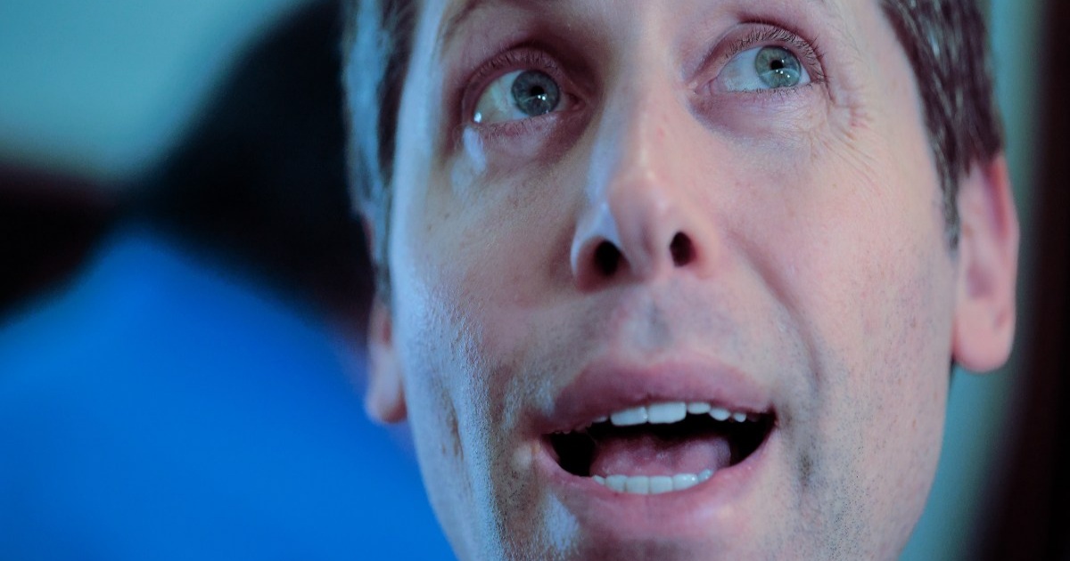 Potret close-up CEO OpenAI Sam Altman saat menjawab pertanyaan wartawan dalam sebuah konferensi pers