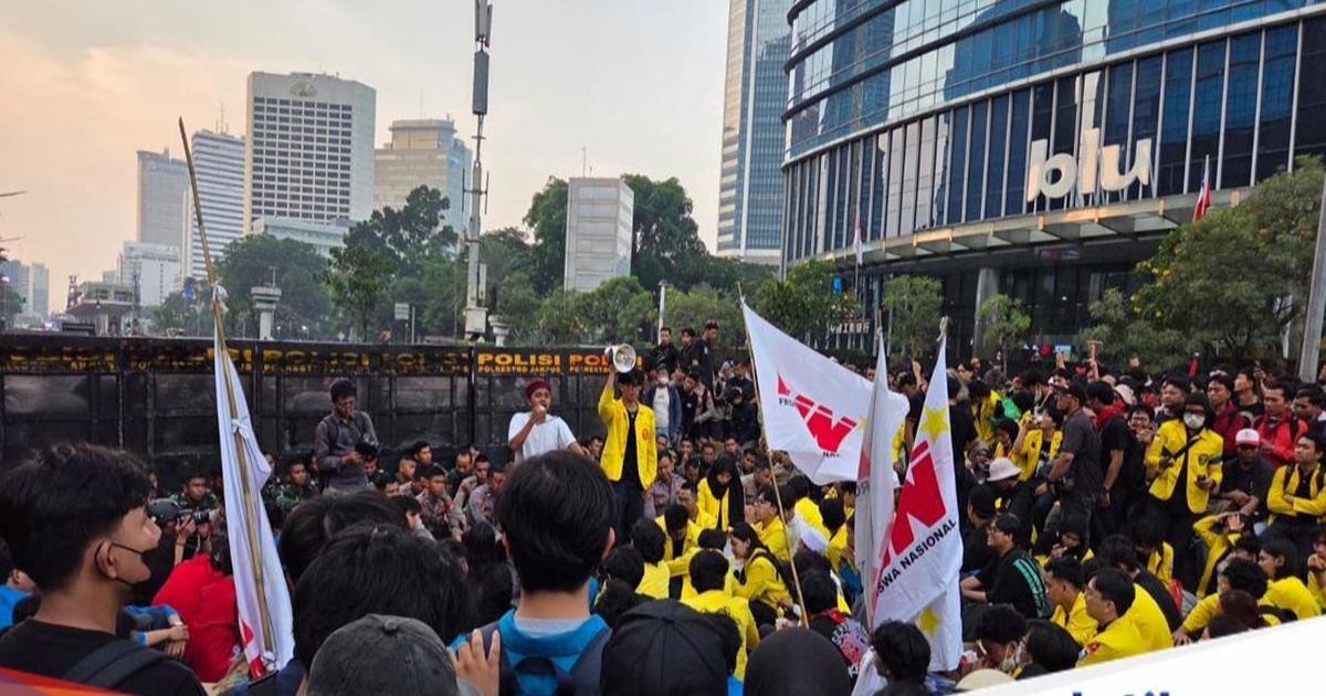 Massa aksi mahasiswa masih tertahan saat hendak menuju Bundaran HI pada demo Jumat 12 Juni 2026
