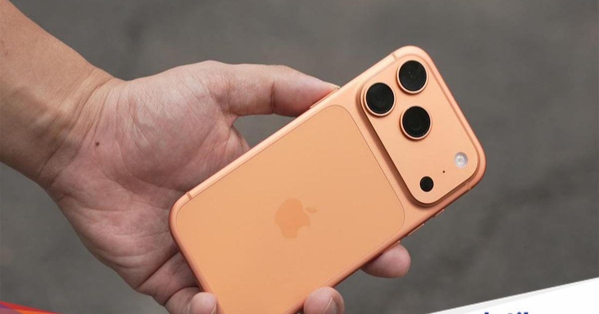 iPhone 17 Pro warna oranye dengan layar menyala menampilkan fitur Apple Intelligence