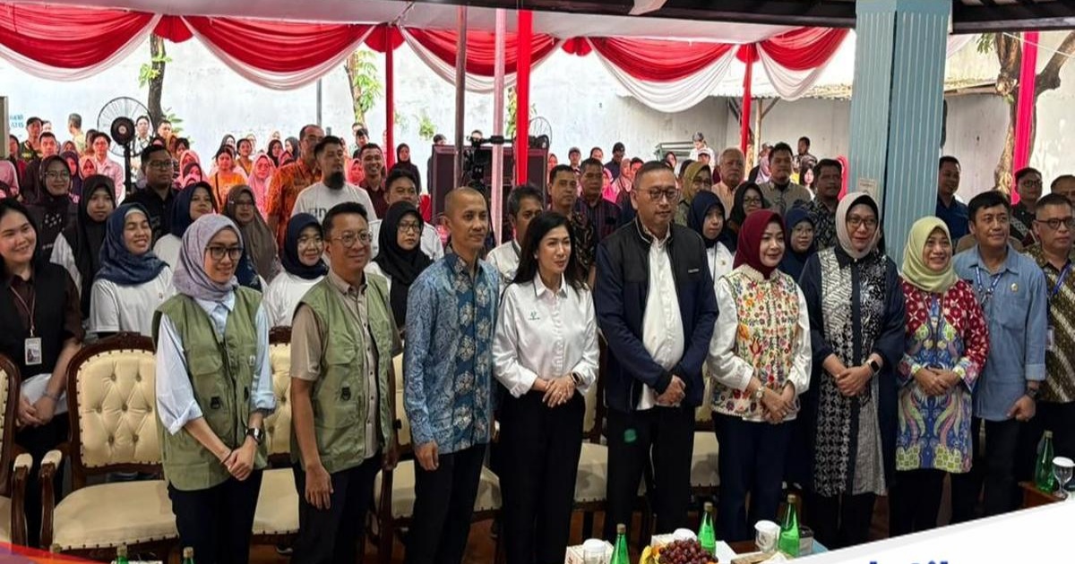 Direktur Jenderal Komunikasi Publik dan Media Komdigi Fifi Aleyda Yahya dan Sekretaris Jenderal Kemensos Robben Rico dalam acara uji coba digitalisasi Perlinsos di Surabaya