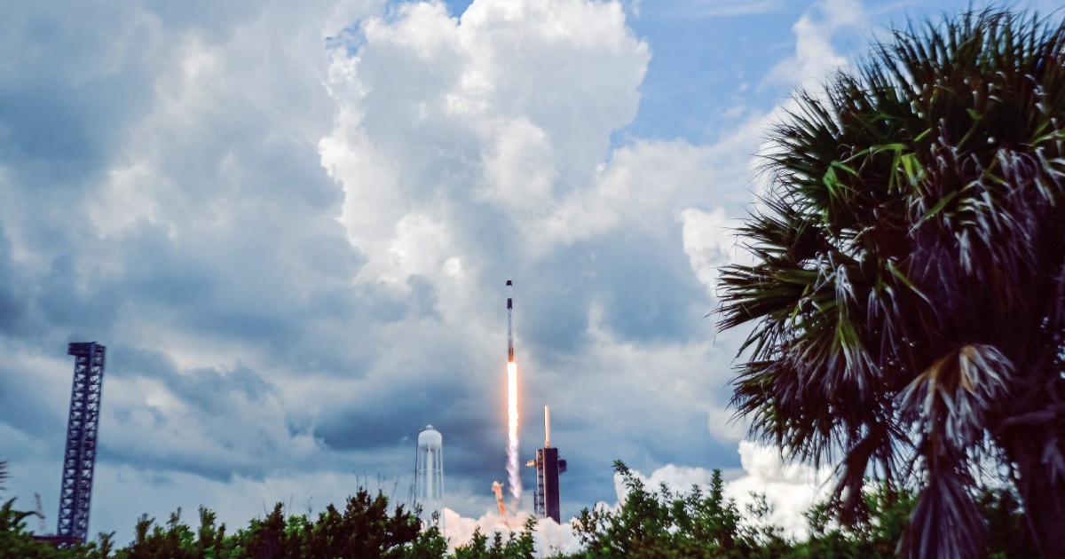 Roket SpaceX Falcon 9 lepas landas dari landasan peluncuran di Starbase, Texas.