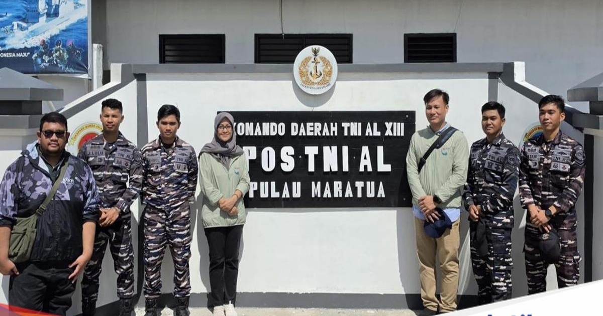 Dirut BAKTI Fadhilah Mathar di Pos TNI AL Maratua, Kalimantan Timur