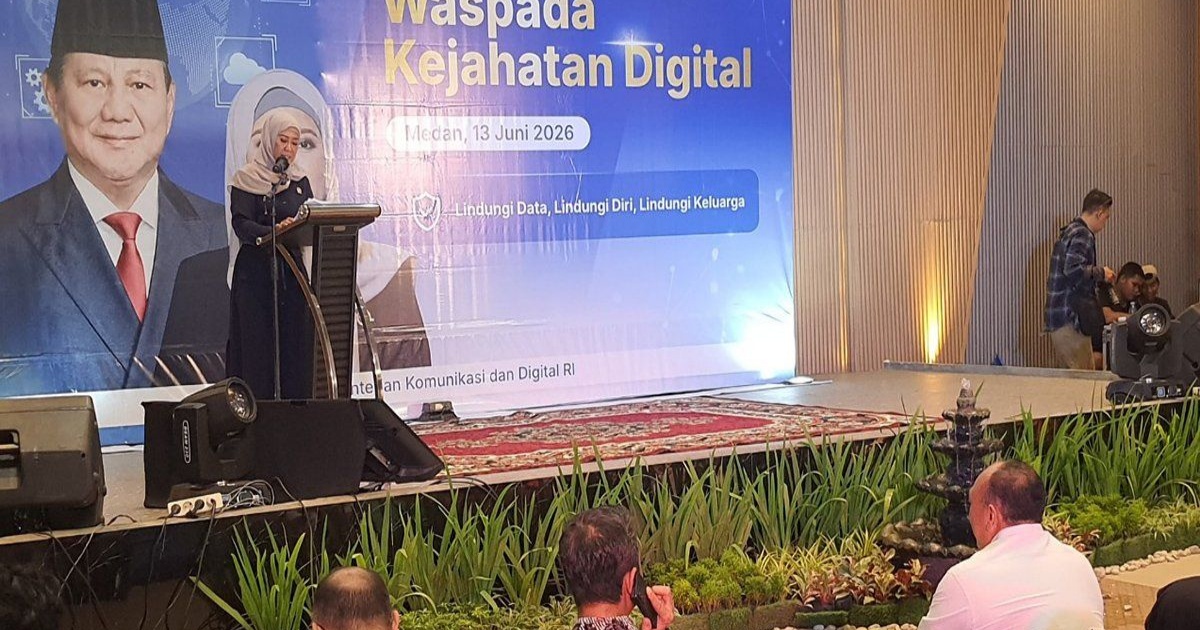 Menteri Komunikasi dan Digital Meutya Hafid saat memberikan pidato di acara Kumpul Komunitas Waspada Kejahatan Digital di Medan