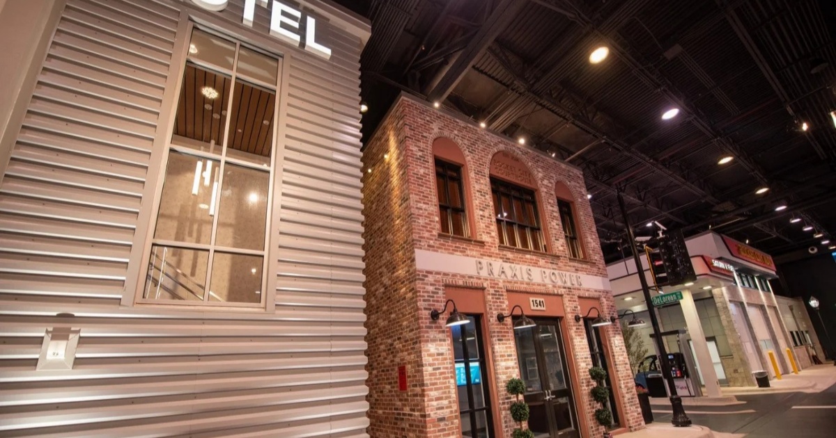 Tampilan interior Cyber Range FBI di Huntsville, Alabama, dengan replika kota lengkap fasilitas umum