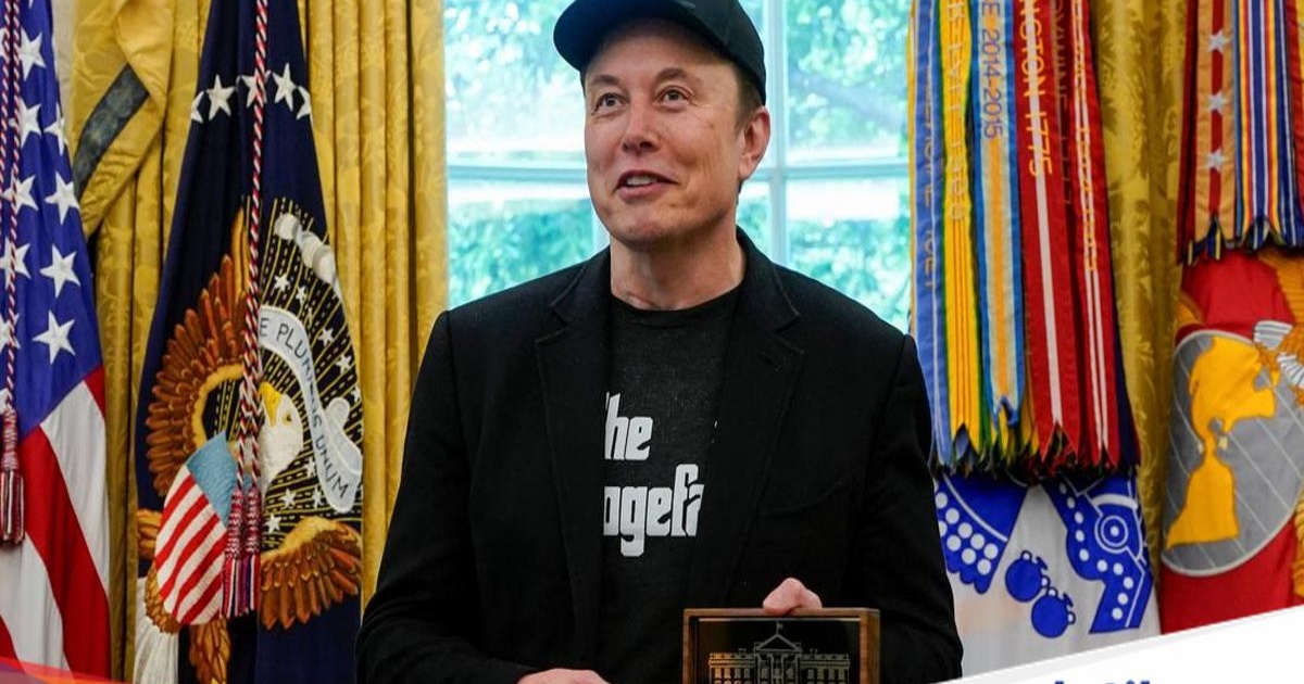 Elon Musk menerima kunci Gedung Putih dari Presiden AS Donald Trump di Kantor Oval, Washington, D.C., AS, 30 Mei 2025. REUTERS/Nathan Howard