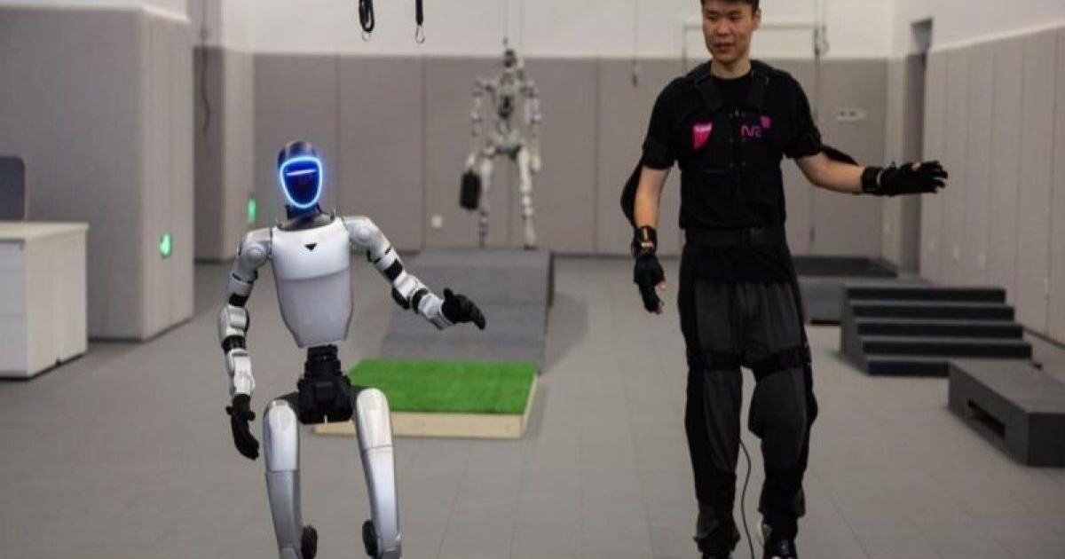 Robot bermain sepak bola di kawasan industri inovasi kecerdasan berwujud Zhongguancun Beijing