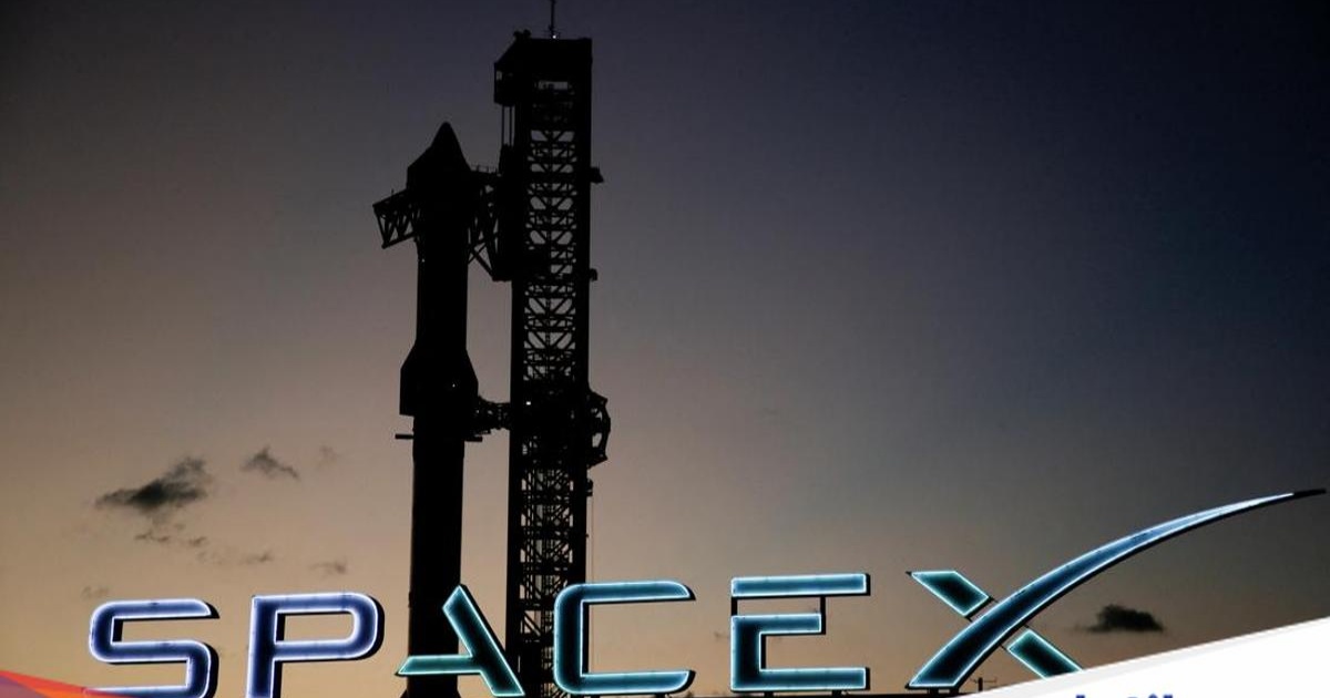 Roket Starship SpaceX bersiap diluncurkan di Boca Chica, Texas, dengan latar belakang bulan purnama