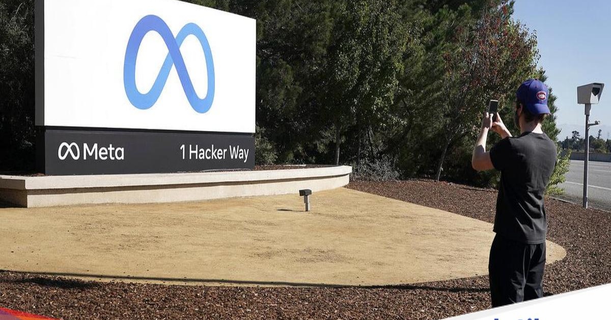 Karyawan Meta berfoto di depan kantor pusat dengan logo baru perusahaan di Menlo Park California
