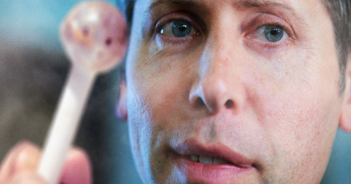 Ilustrasi komik Sam Altman CEO OpenAI menawarkan pipa crack sebagai metafora pendekatan harga AI