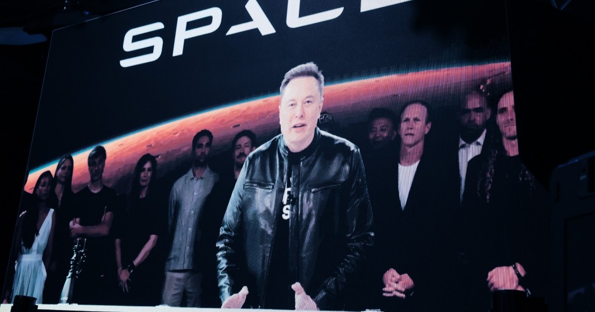 Elon Musk berbicara melalui video sebelum pembukaan perdagangan di Nasdaq untuk peluncuran IPO SpaceX