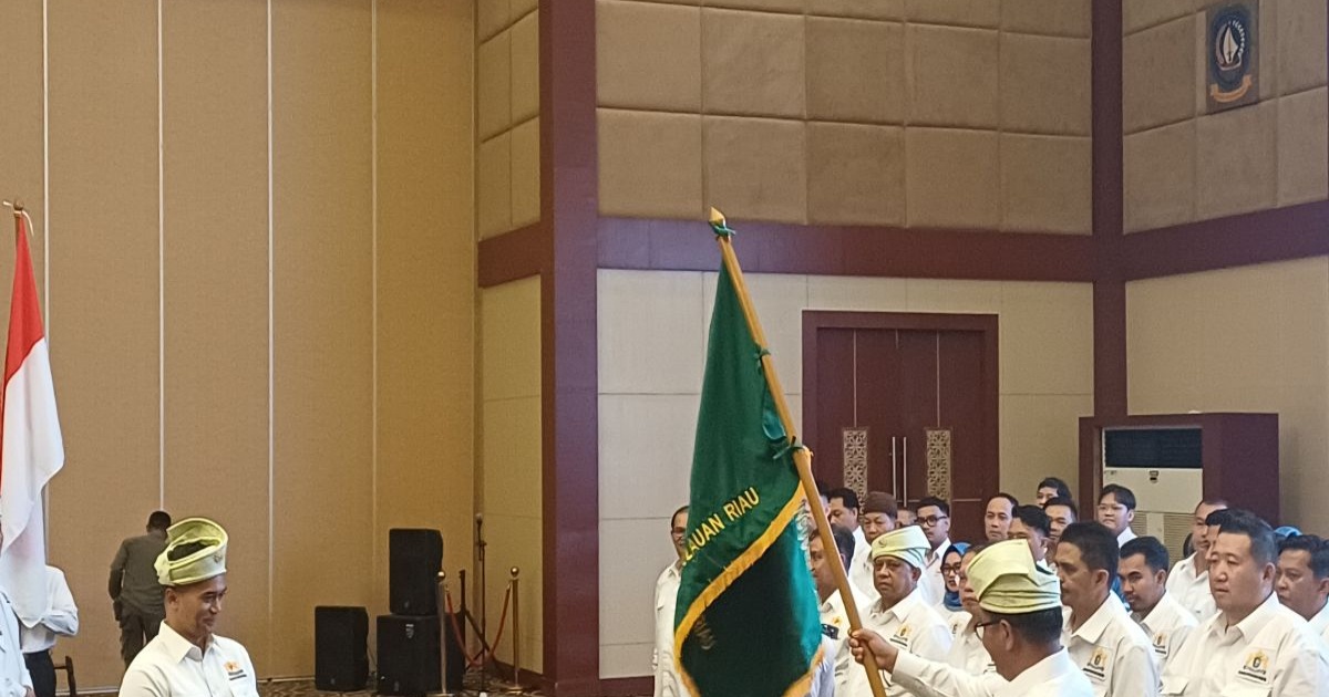 Ketua Umum Kadin Indonesia Anindya Bakrie saat mengukuhkan Dewan Pengurus Kadin Kepri periode 2026-2031