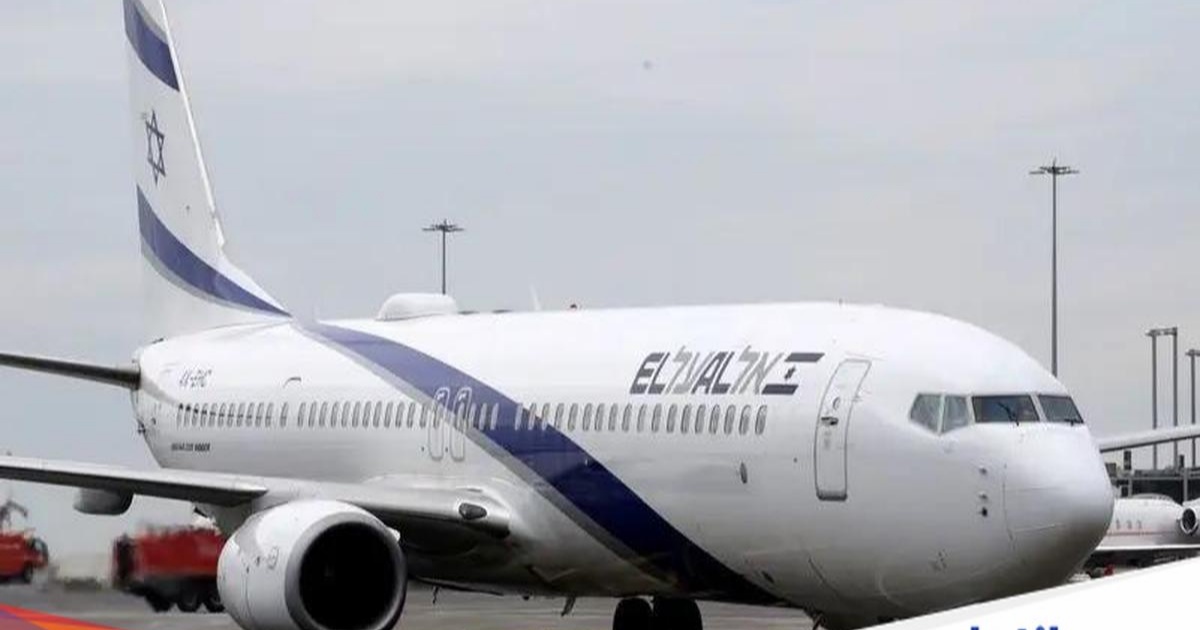 Ilustrasi pesawat maskapai Israel El Al di bandara Nice, Prancis, dengan latar landasan pacu dan terminal bandara.
