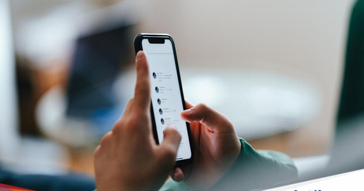 Ilustrasi penggunaan smartphone dengan aplikasi WhatsApp menampilkan fitur multi-akun untuk dua nomor telepon berbeda di iPhone