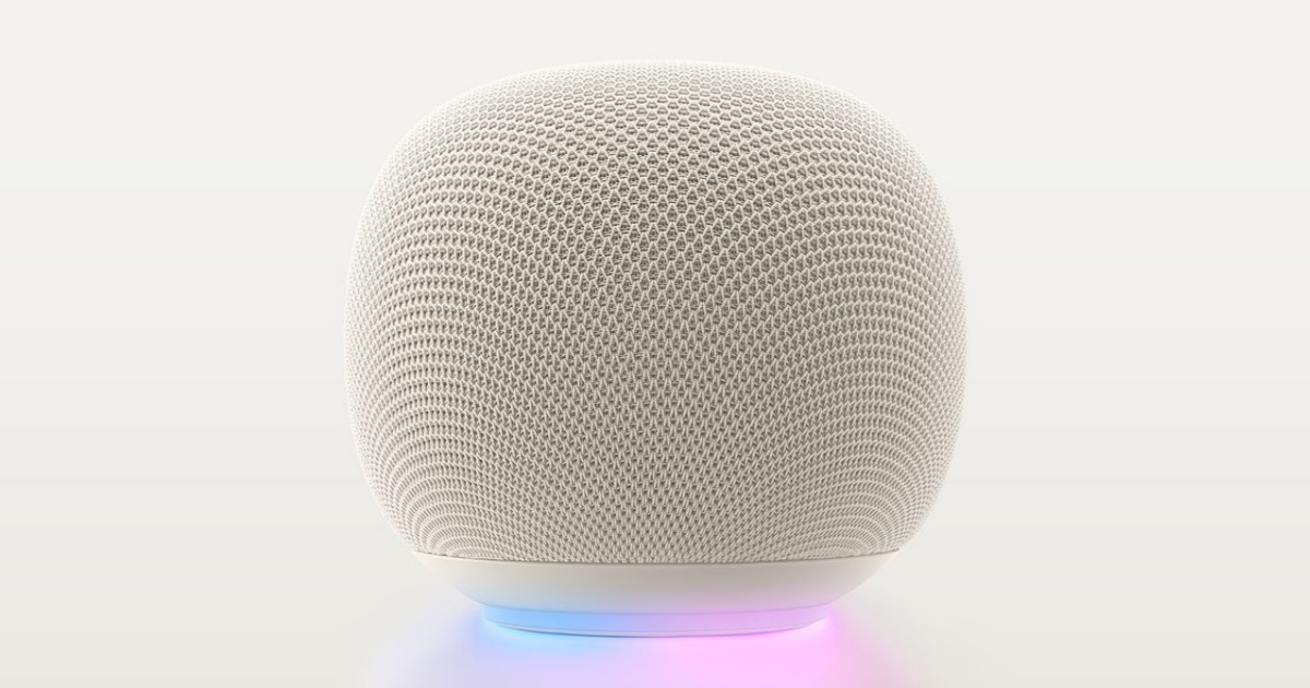 Google Home Speaker dengan desain orb dan cincin cahaya di bagian dasar