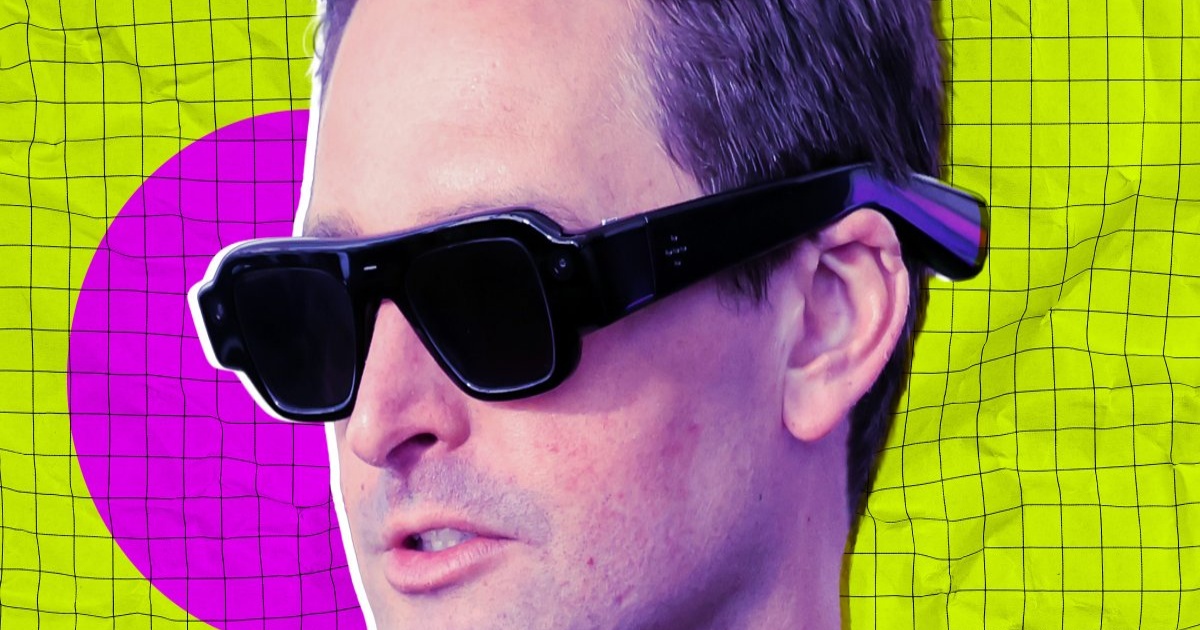 CEO Snap Evan Spiegel memakai kacamata AR Specs berukuran besar dengan lensa reflektif