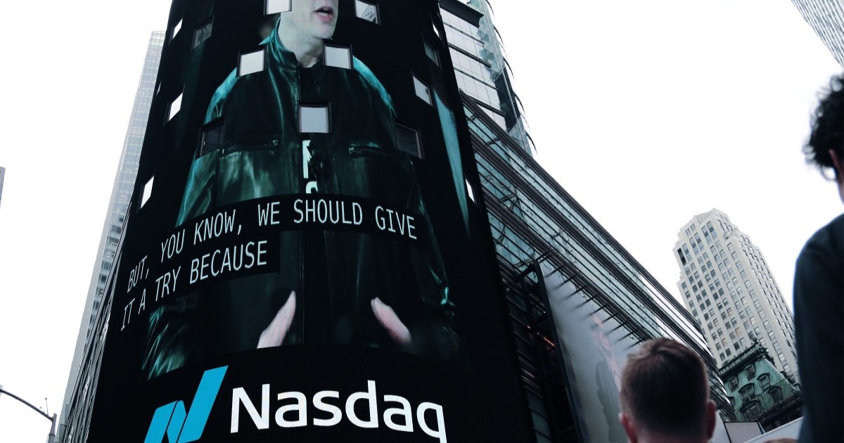 Orang-orang menyaksikan upacara IPO SpaceX di luar gedung Nasdaq di Times Square New York
