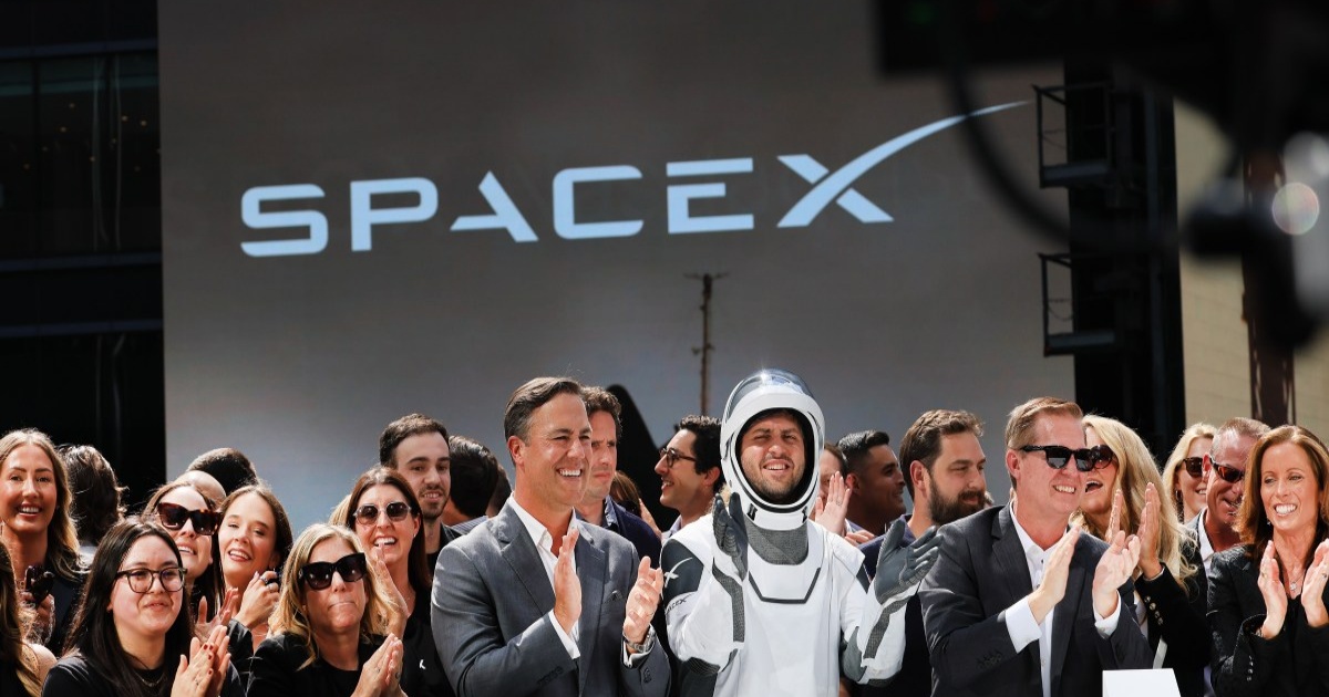 Karyawan SpaceX merayakan penutupan perdagangan perdana IPO di Nasdaq