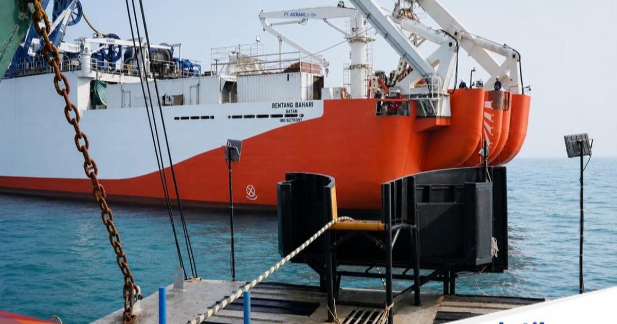 Kapal penggelar kabel fiber optik bawah laut CLV Bentang Bahari milik PT Ketrosden Triasmitra Tbk