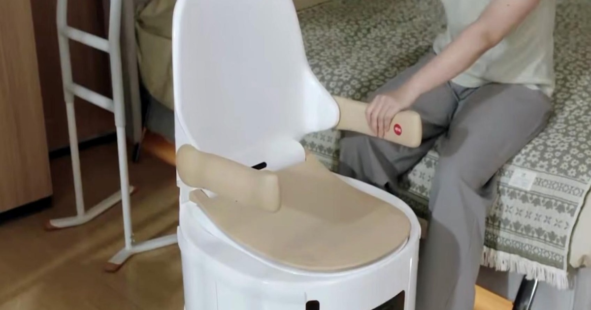 Toilet pintar Xiaoban dengan lengan robot untuk membuang limbah ke toilet tradisional