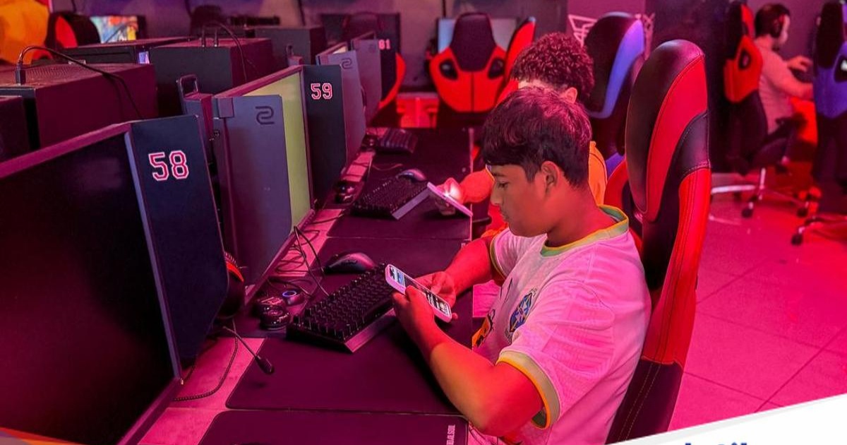 Anak-anak melihat telepon genggam di pusat permainan Dubai, Uni Emirat Arab