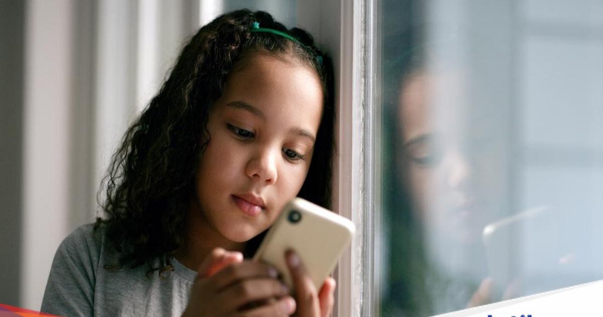 Ilustrasi anak menggunakan smartphone untuk mengakses media sosial di rumah