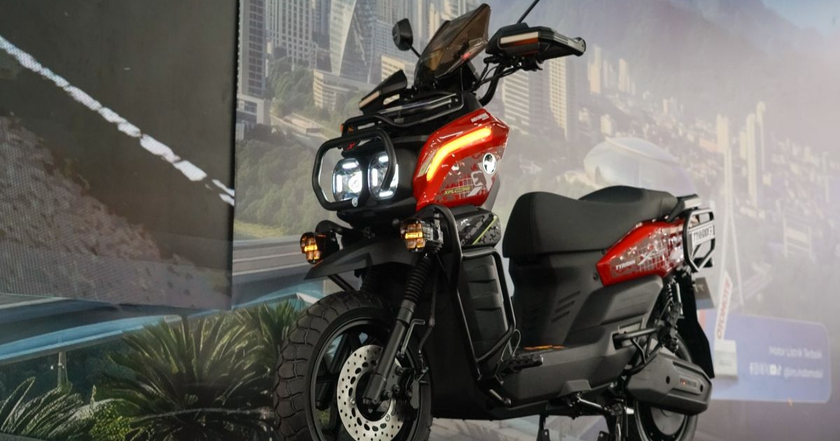 Motor listrik Tyranno X berwarna Lava Red dengan desain adventure diparkir di Jakarta Fair 2026