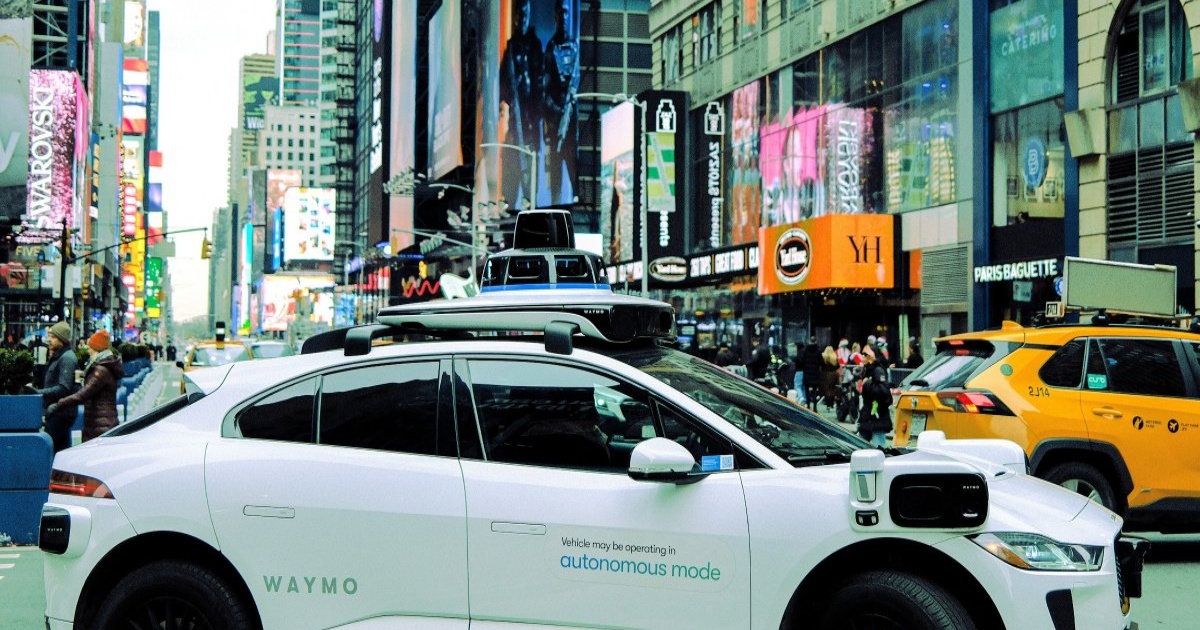 Mobil otonom Waymo Jaguar listrik di Manhattan New York City